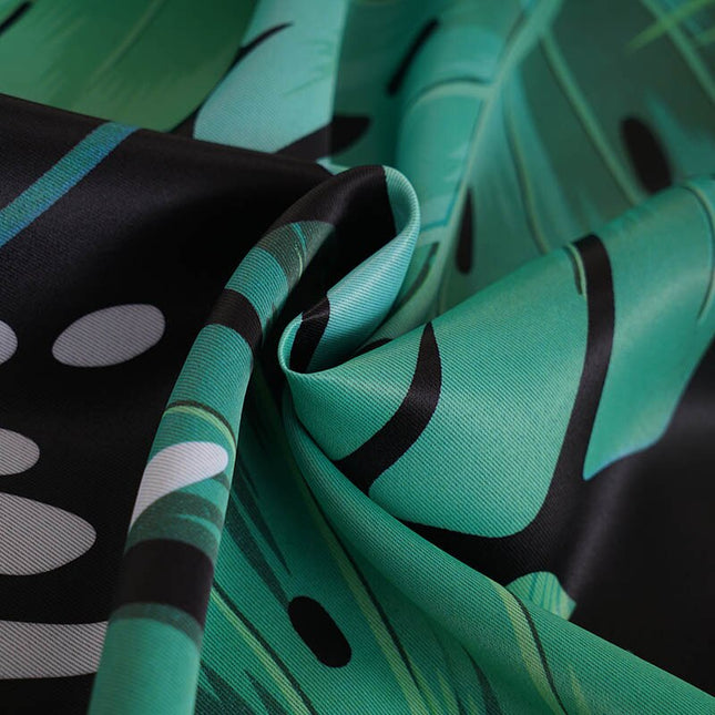 Mörkläggningsgardin med mörkt tropiskt mönster.