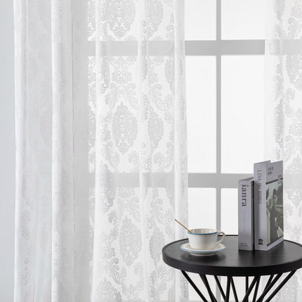 Tunn gardin med elegant damastmönster