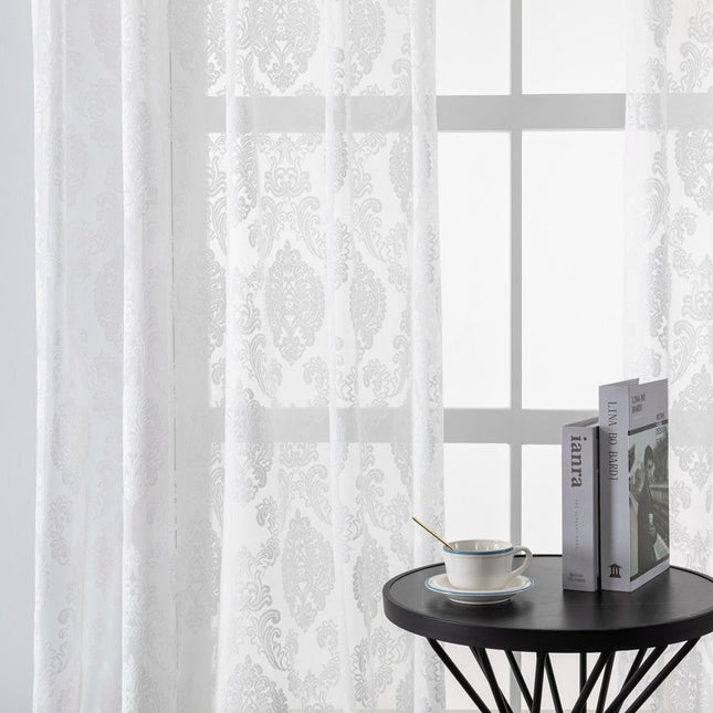 Tunn gardin med elegant damastmönster