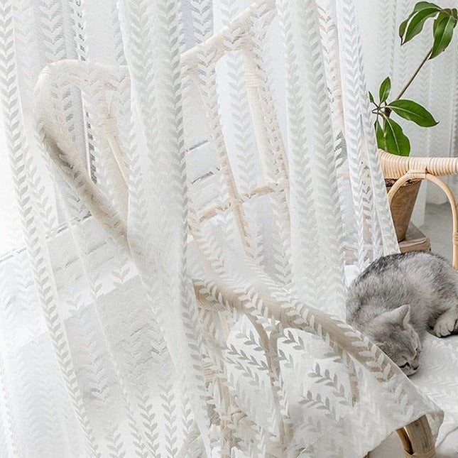 Ljusfiltrerande gardin med fiskbensmönster