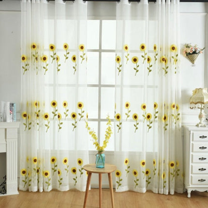 Tunn gardin med broderade solrosor