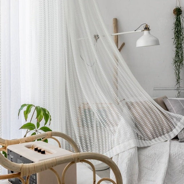 Ljusfiltrerande gardin med fiskbensmönster