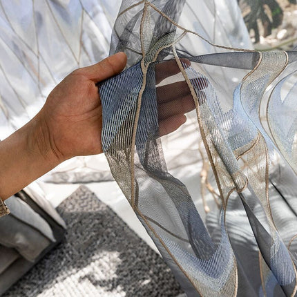 Tunn gardin med broderat mönster