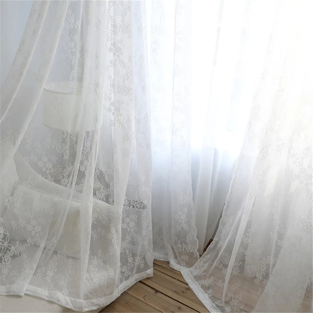 Skir gardin med broderat blommotiv