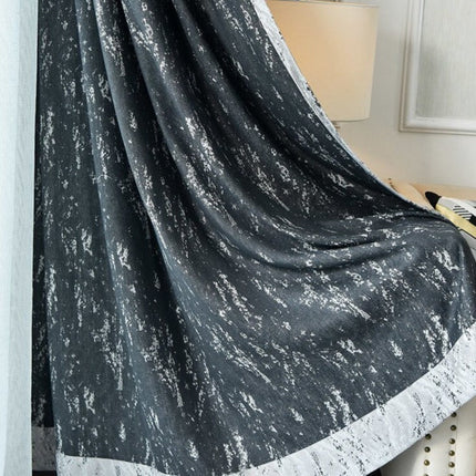 Grå mörkläggningsgardin med modernt mönster