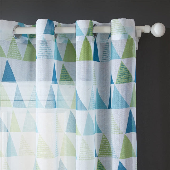 Gardin med geometriska blå trianglar