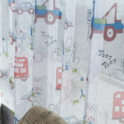 Tunn gardin för barnrum med bilar