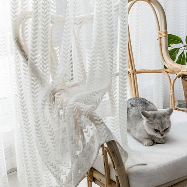 Ljusfiltrerande gardin med fiskbensmönster