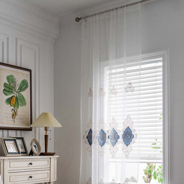 Voilegardin med lyxigt broderat mönster