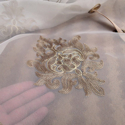 Tunn hissgardin med broderat mönster