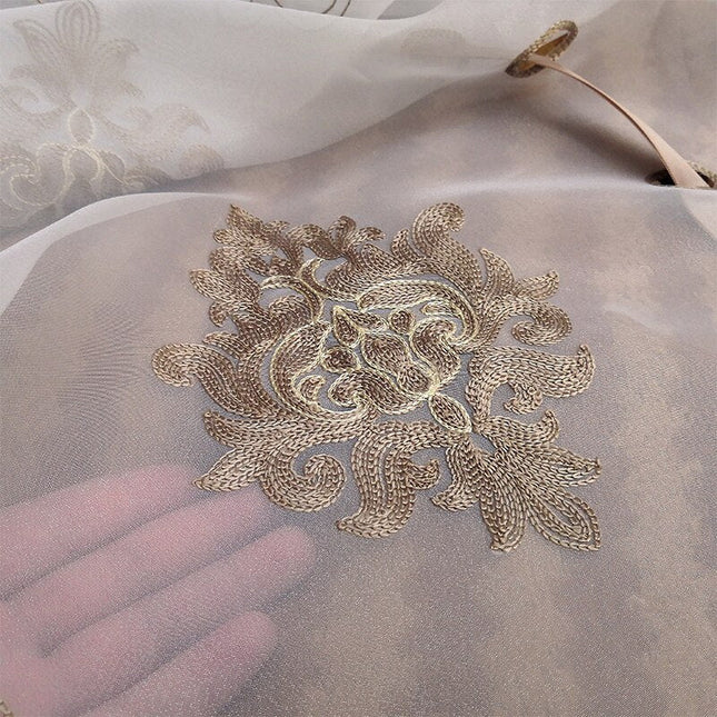 Tunn hissgardin med broderat mönster