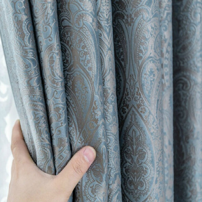 Elegant mörkläggningsgardin med paisleymönster