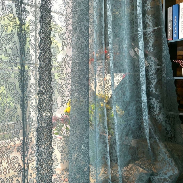 Blå spetsgardin i vintage stil