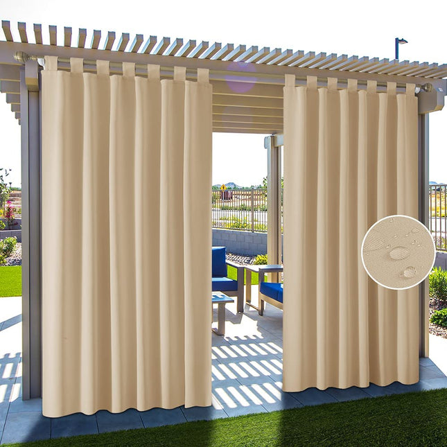 Ljus utomhusgardin med hällor för pergola