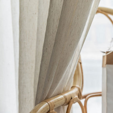 Tunn gardin med naturlig linnekänsla