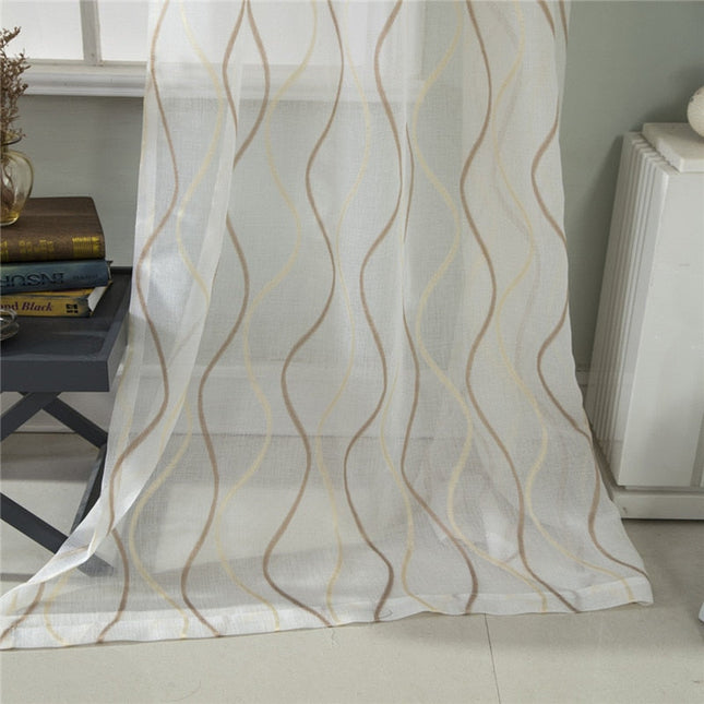 Tunn gardin med vertikalt vågmönster