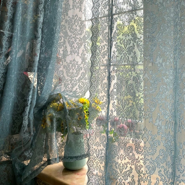 Blå spetsgardin i vintage stil