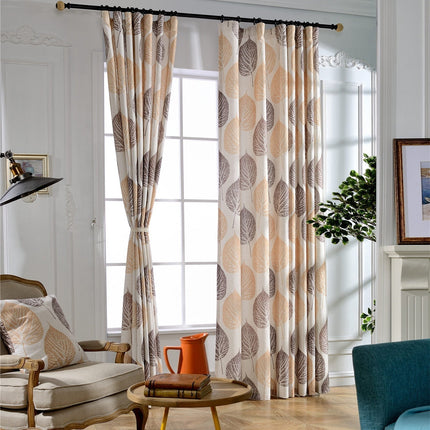 Gardin med stort lövmönster i jordnära färger