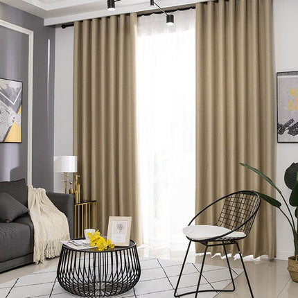 Brun enfärgad mörkläggningsgardin med öljetter