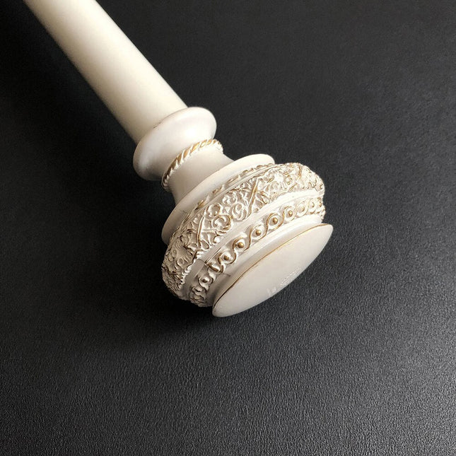 Beige tunn gardin med broderat naturmotiv