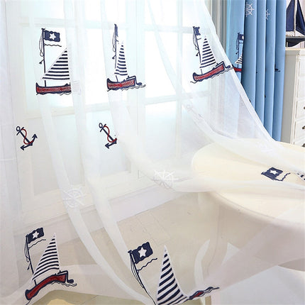 Tunn gardin med broderad segelbåt