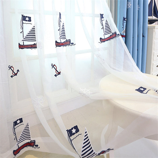 Tunn gardin med broderad segelbåt