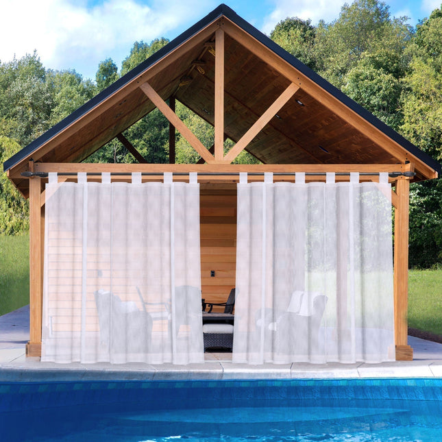 Utomhusgardin med breda hällor