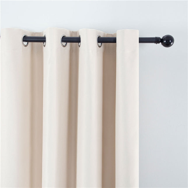 Beige mörkläggningsgardin för sovrum med öljetter
