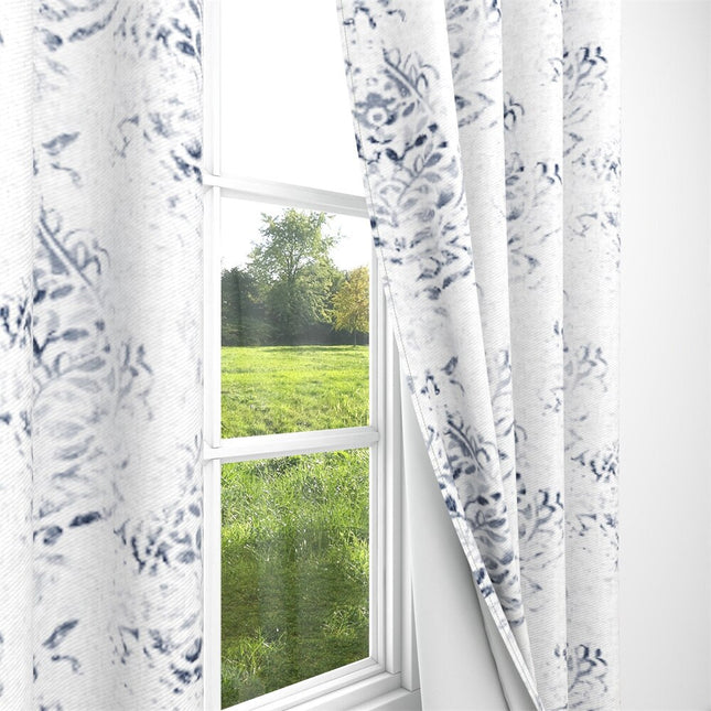 Ljus gardin med elegant blått mönster.