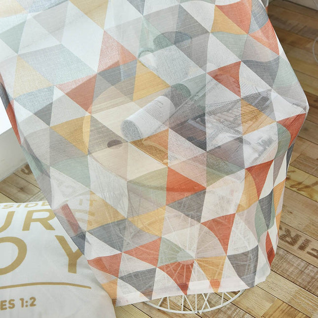 Tunn gardin med färgglada trianglar