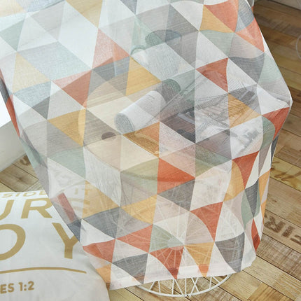 Tunn gardin med färgglada trianglar