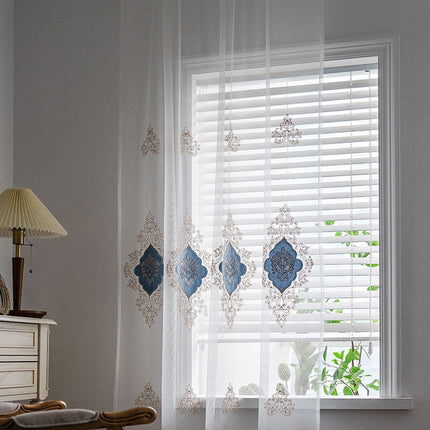 Voilegardin med lyxigt broderat mönster