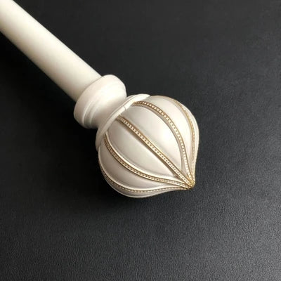 Beige tunn gardin med broderat naturmotiv