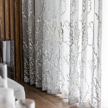 Skir gardin med broderat grenmönster