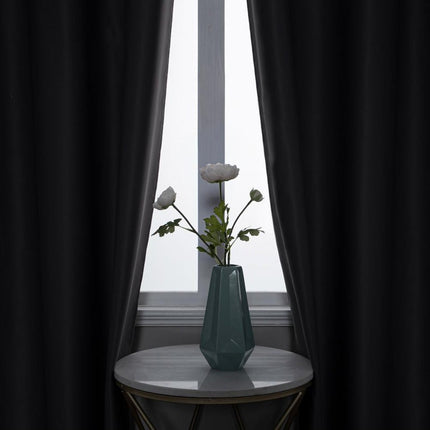 Ljusgul mörkläggningsgardin med öglor.