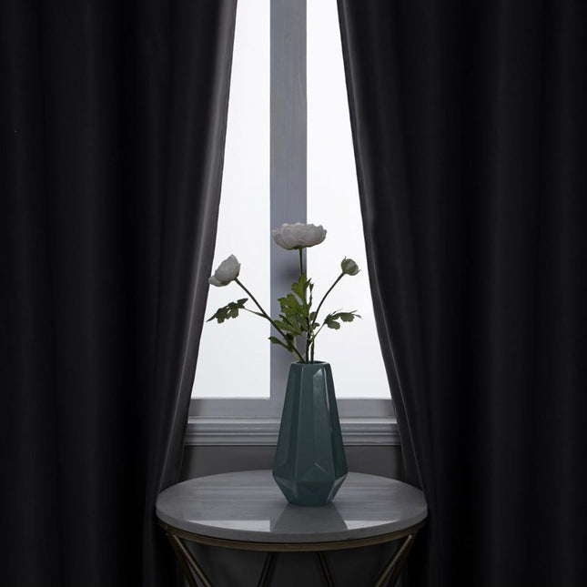 Ljusgul mörkläggningsgardin med öglor.