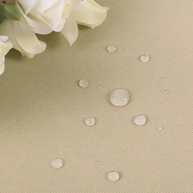 Ljus utomhusgardin med hällor för pergola