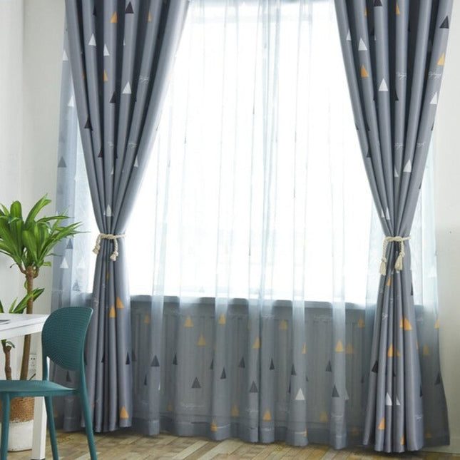 Tunn gardin med modernt triangelmönster
