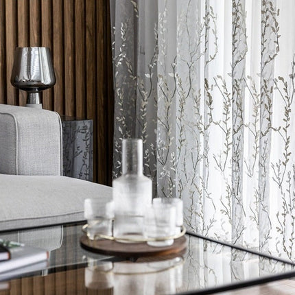 Skir gardin med broderat grenmönster