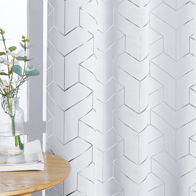 Vit mörkläggningsgardin med geometriskt 3D-mönster