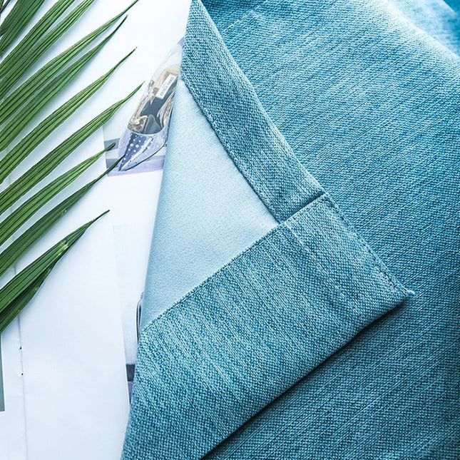 Blå gardin med dekorativ bård