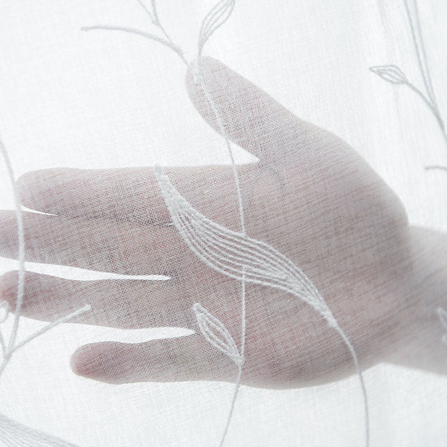 Voilegardin med diskret kvistmönster