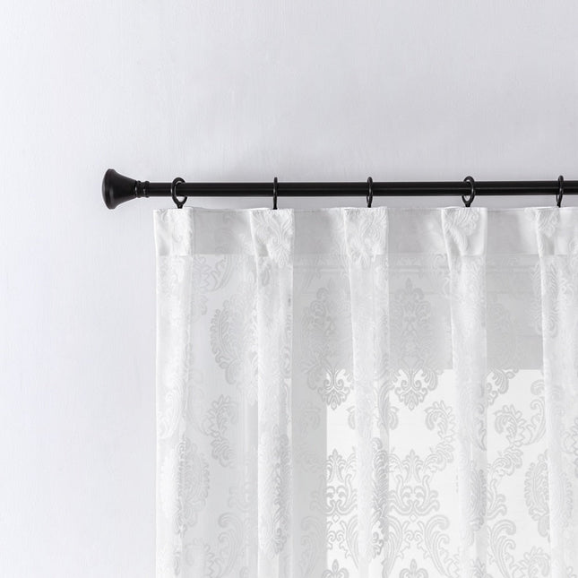 Tunn gardin med elegant damastmönster