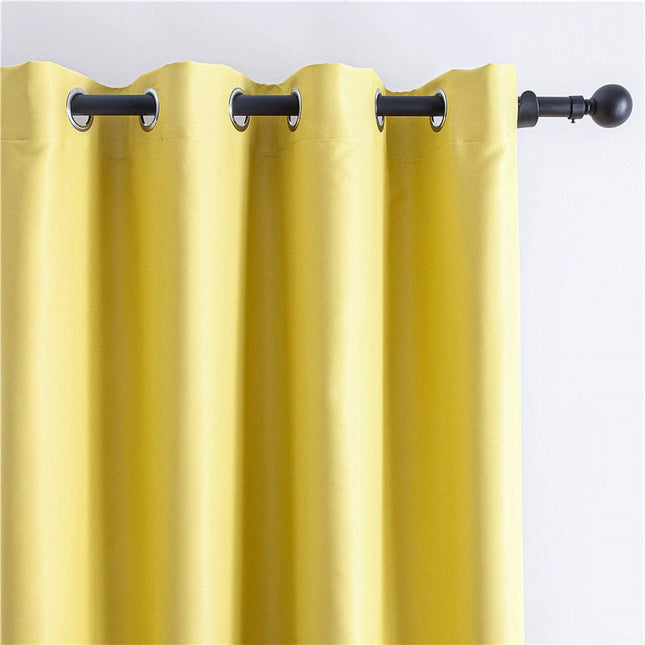 Ljusgul mörkläggningsgardin med öglor.