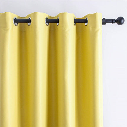 Ljusgul mörkläggningsgardin med öglor.