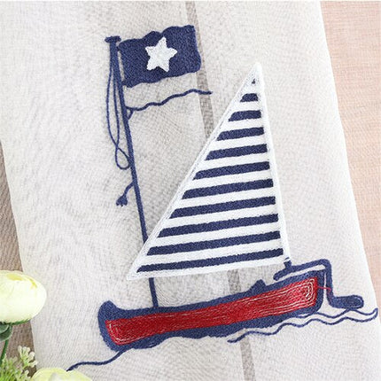 Tunn gardin med broderad segelbåt