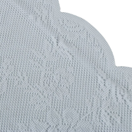 Vit romantisk spetsgardin med vågkant