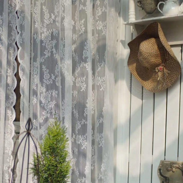 Kort vit spetsgardin för kök