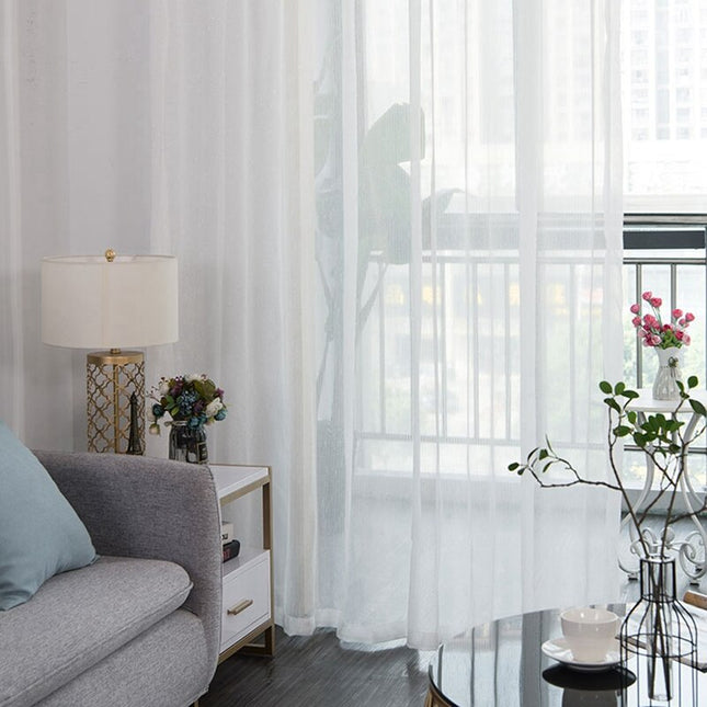 Vit tunn gardin med glittertrådar