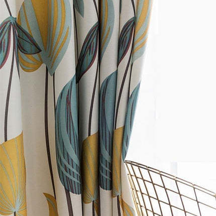 Gardin med skandinaviskt lövmönster